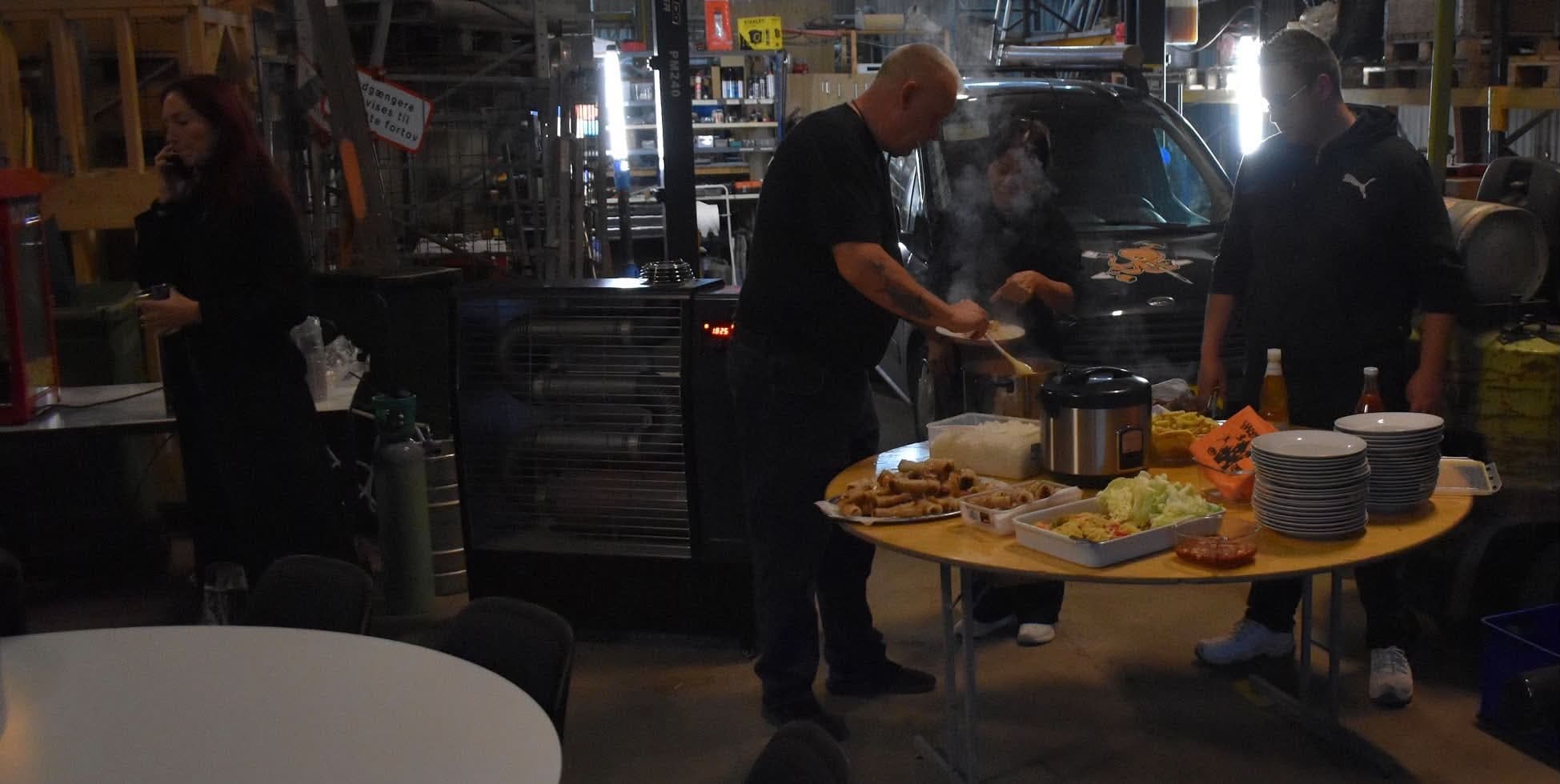 Maden bliver gjort klar til arrangementet