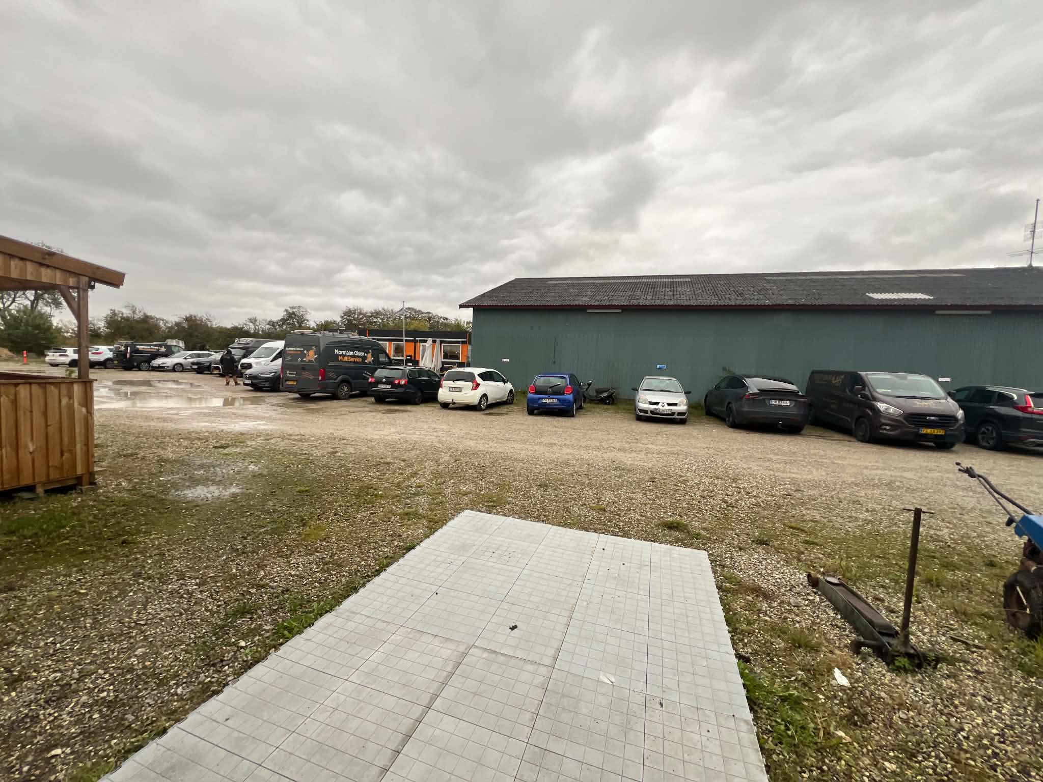 Fuld parkeringsplads foran hallen under arrangementet