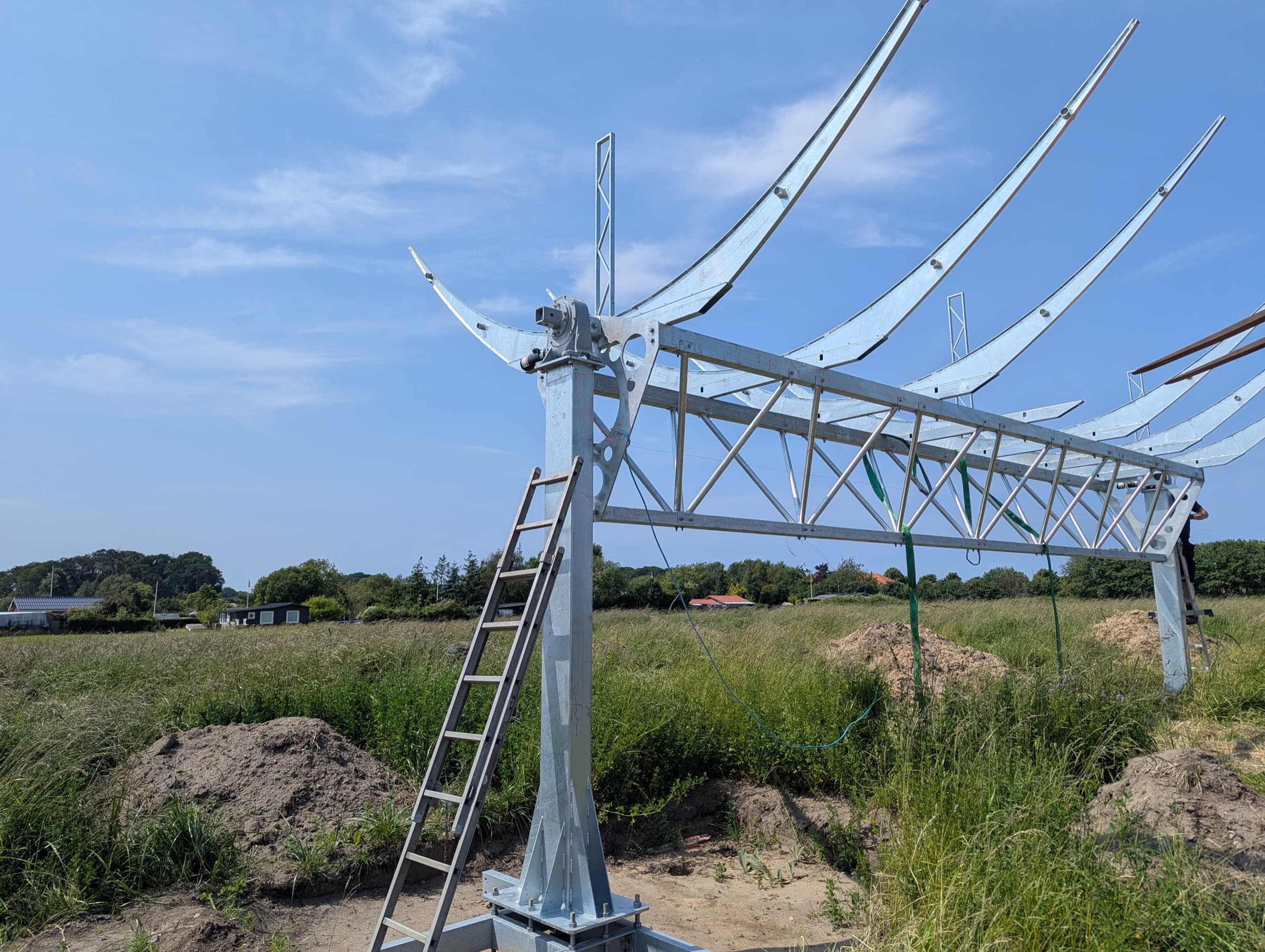 Solfangerens pylon med gitterdrager og stålspær på anlægget i Korsør
